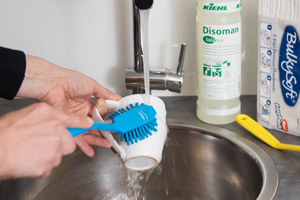 Dishwashing by hand